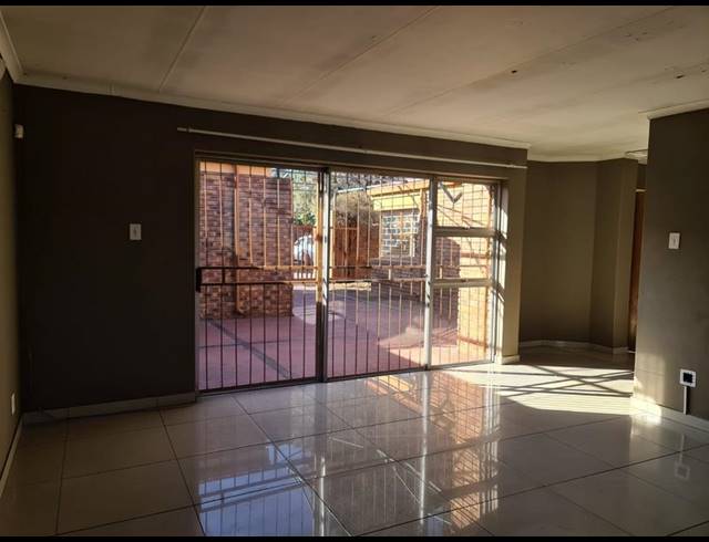 3 BEDROOM TOWNHOUSE FOR SALE IN VANDERBIJLPARK CE 3